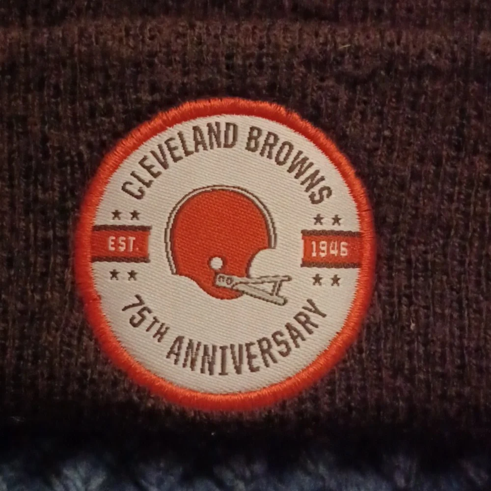 NWOT Cleveland Browns PomPom Beanie - Picture 2 of 4